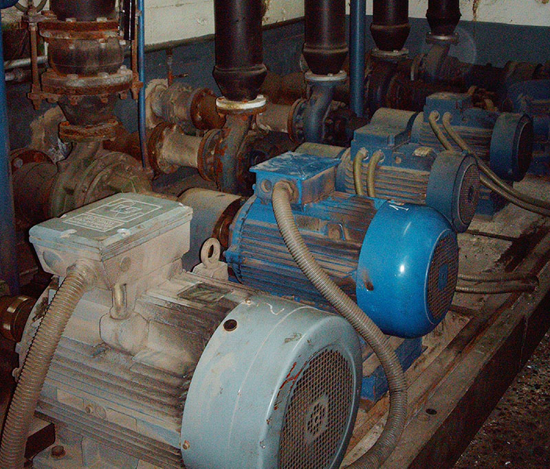 Líneas de alimentación de material y refrigeración